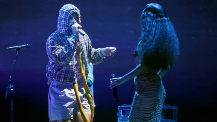 Bad Bunny, Chuwi Perform 'Weltita' at Latin Grammys: Watch