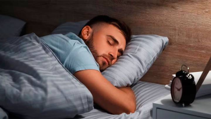 Dormir boca abajo puede dañar la columna, advierte un especialista