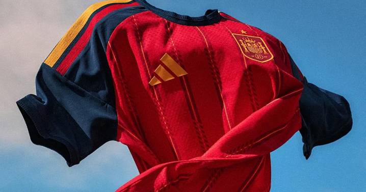 La camiseta de la selección para el Mundial recupera la bandera de España en su primera equipación
