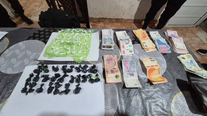 Detienen a cuatro personas por posesión de centenares dosis cocaína lista para su venta en cebollines.