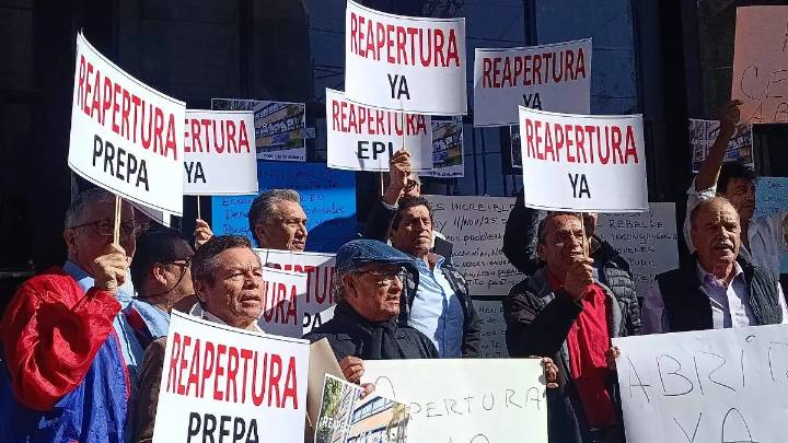 ¡Qué abran la prepa! Demandan ex-alumnos reapertura de Prepa Oficial en centro de León