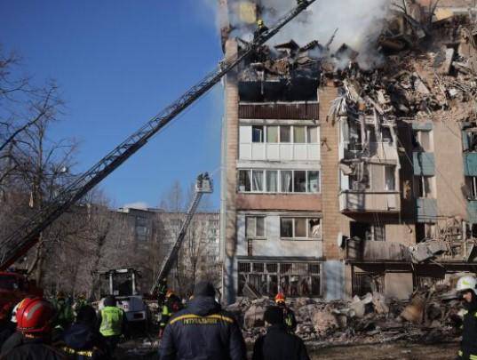 Intenso ataque ruso contra un edificio civil en el oeste de Ucrania deja al menos 25 muertos