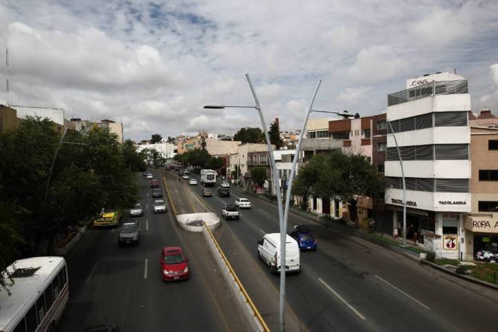 Padres de familia de la Secundaria Técnica No. 1 toman por breve tiempo boulevard metropolitano
