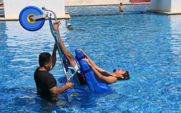 Gobierno del Estado de Colima entrega sillas anfibias en las albercas del Parque Regional