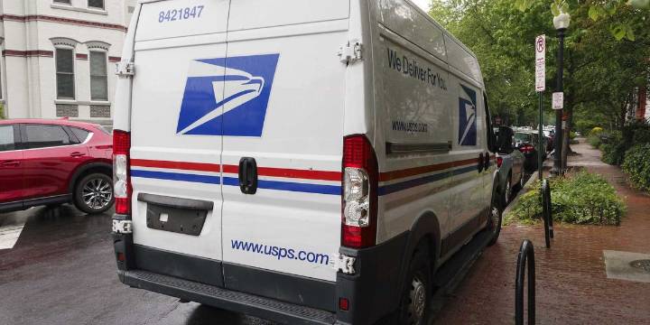 Postal worker allegedly tried to help detainee escape from ICE