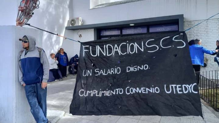 Vuelven a reclamar: protesta y tensión por sueldos adeudados