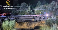 Atrapado el maquinista de un tren de transporte de ganado que descarriló en As Neves