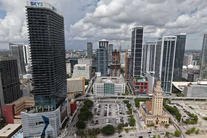 Juicio sobre la cesión del lote a la biblioteca de Trump en Miami será en agosto de 2026