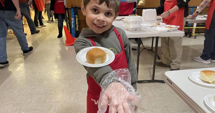 'He's having a blast': Volunteers of all ages help serve Helena Salvation Army Thanksgiving dinner