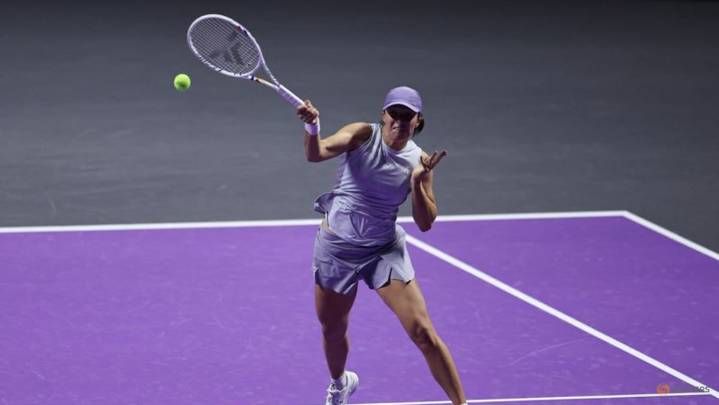Swiatek swats aside Keys for winning start at WTA Finals