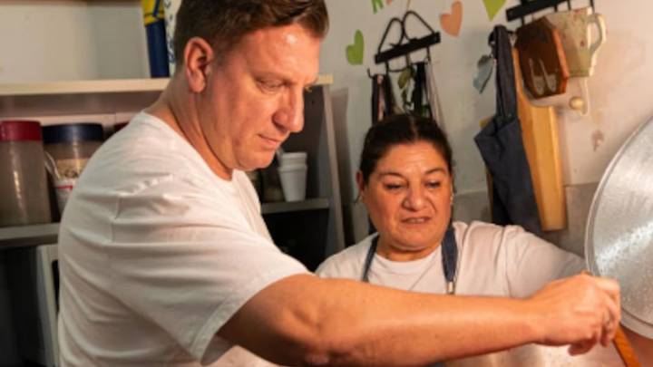 Giro en un conflicto legal de Maxi López: terminó cocinando para una acción solidaria