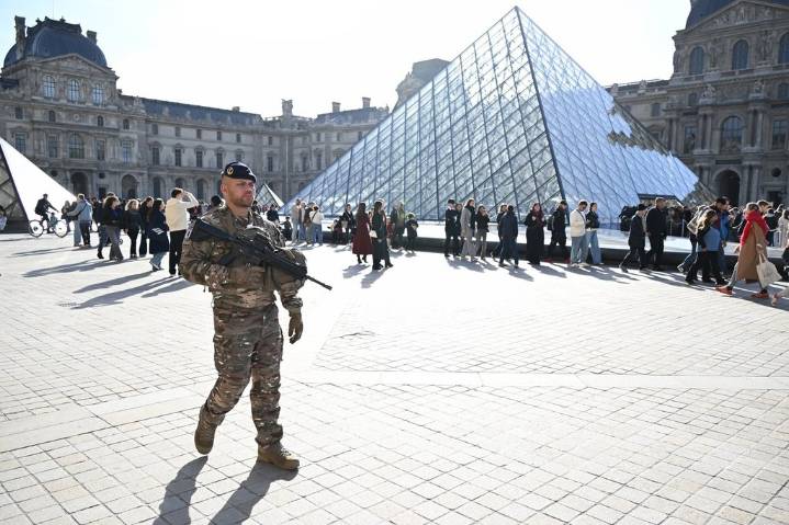 French media report suspects face investigative judge in Louvre jewels heist