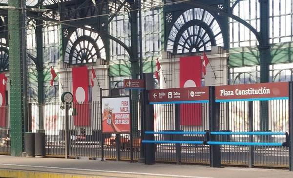 Impactante: el detrás de las insignias nazi en la estación Constitución