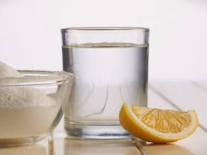 Para qué sirve mezclar cáscara de limón y bicarbonato