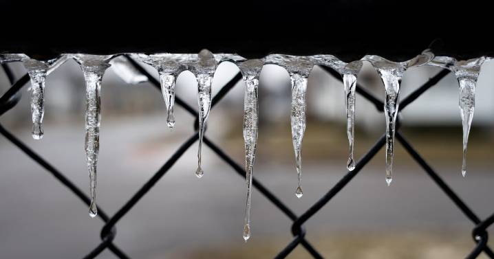 Frío ártico llega a EU: Primera ola afecta a 200 millones de personas con nevadas