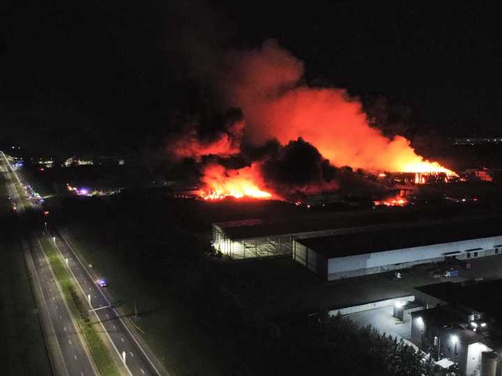 “No hay heridos internados, diez industrias fueron afectadas y el fuego está controlado”, expresó el intendente de Ezeiza
