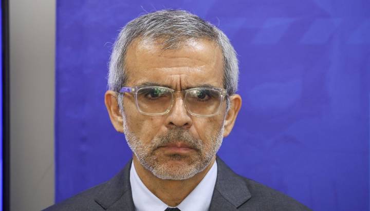 Tras detención de 12 gendarmes: Ministro Cordero defiende que políticas de control "han sido intensivas"