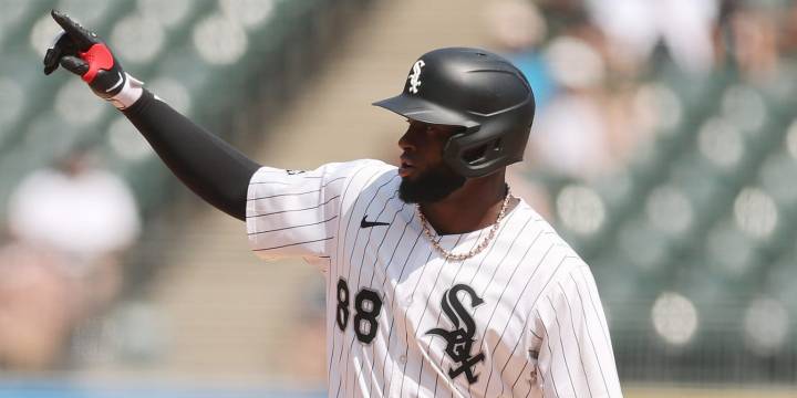Luis Robert Jr. 2026 White Sox option picked up