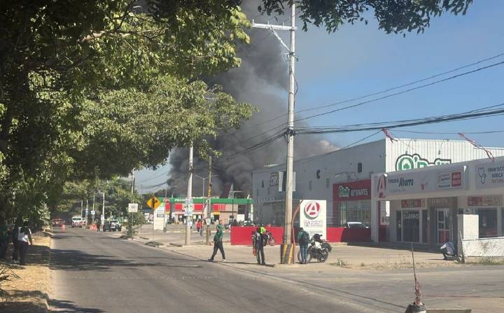Incendio en Bodega Aurrerá sorprende a vecinos de Puerto Vallarta; el siniestro no ha podido ser apagado