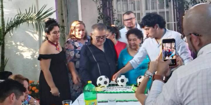 Barúc Alavez Mendoza celebra rodeado de sus seres queridos