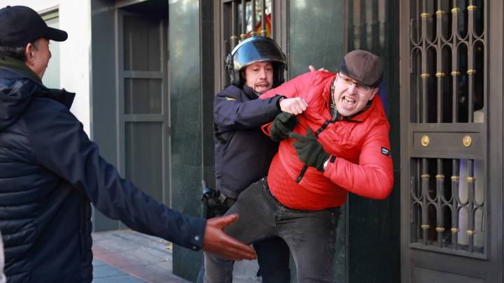 Un detenido en la protesta de la organización juvenil Revuelta ante la sede del PSOE