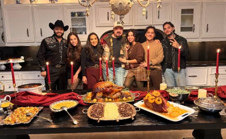 Los Aguilar celebran el Día de Acción de Gracias con foto familiar: Ángela y Christian posan sonrientes