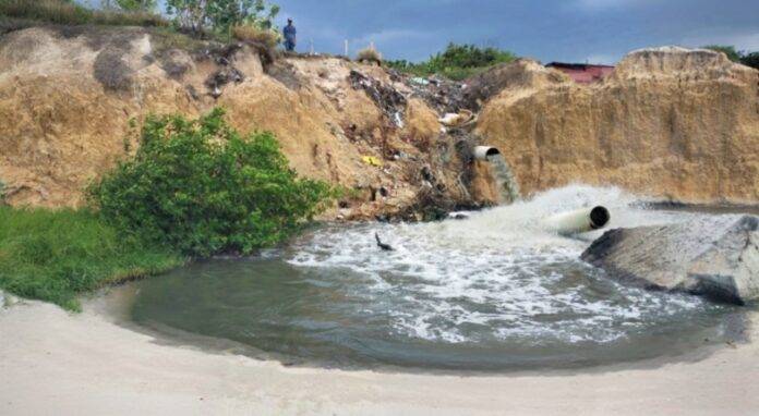 CorpoGuajira inicia investigación ambiental por presuntos vertimientos de aguas residuales en playas de Riohacha