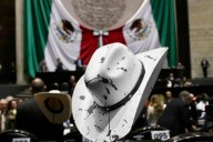 Con sombreros 'ensangrentados' y veladoras, oposición rinde homenaje a Carlos Manzo