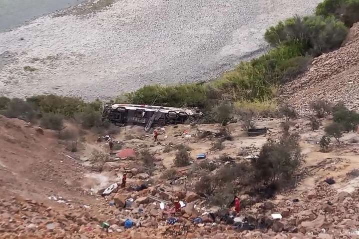 Mueren más de 30 personas tras caída de autobús en Arequipa, Perú