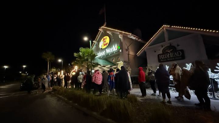 Hundreds line up for Tampa Bass Pro Shops on Black Friday