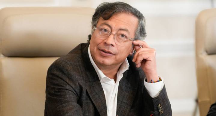 Gustavo Petro amenaza con retirar misión diplomática en Perú si irrumpe embajada de México