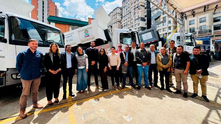 Entregan cuatro volquetas para fortalecer la infraestructura vial en Abades y Guambuyaco