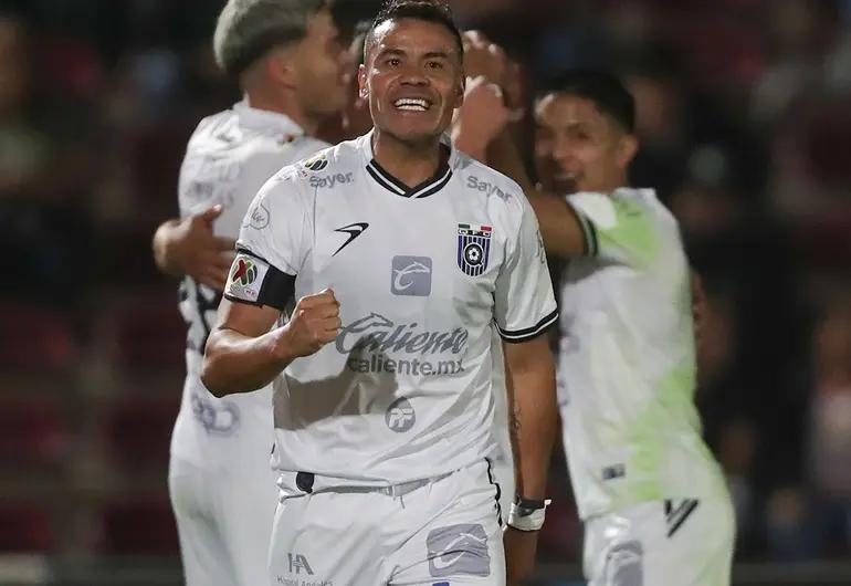 Querétaro derrota 2-1 a Juárez; beneficia a Chivas y obliga a Pumas
