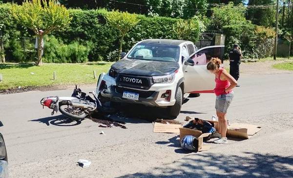 Un motociclista fue tapado con cartones tras un choque frontal con una pickup en Villa Elisa