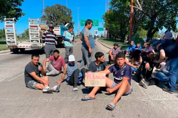 Pescadores de Santa Fe se manifestaron en la Ruta Nacional 168