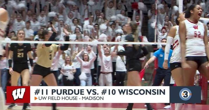 #10 Wisconsin volleyball sweeps #11 Purdue