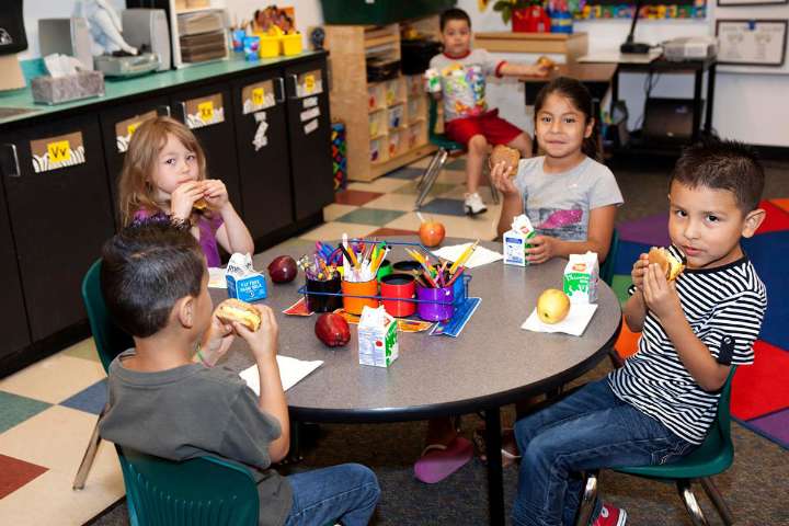 Votantes amplían acceso a comidas escolares gratuitas en Colorado