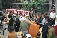 Galería: Martín Solís escapa de ser agredido por productores en el Congreso