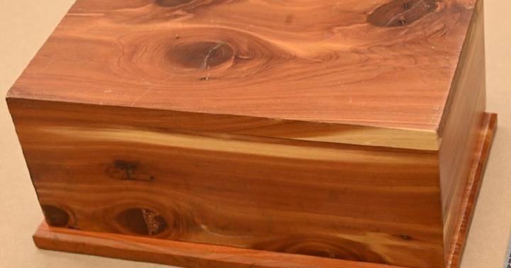 Wooden urn with cremated remains dropped off at West Lincoln thrift shop