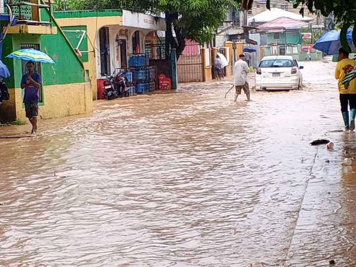 Reportan calles anegadas y viviendas afectadas en Roatán y Puerto Cortés por lluvias