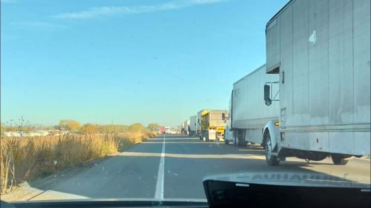 Cierran carretera Nuevo Casas Grandes-Janos por volcadura de tráiler