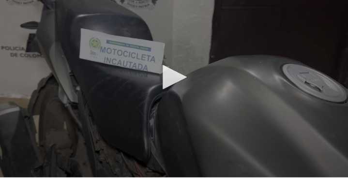 Ciudadanos aprovechan accidente de ladrones en Ipiales y recogen parte del dinero robado