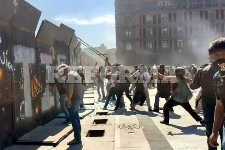 Intentan derribar vallas en Palacio; lanzan gases