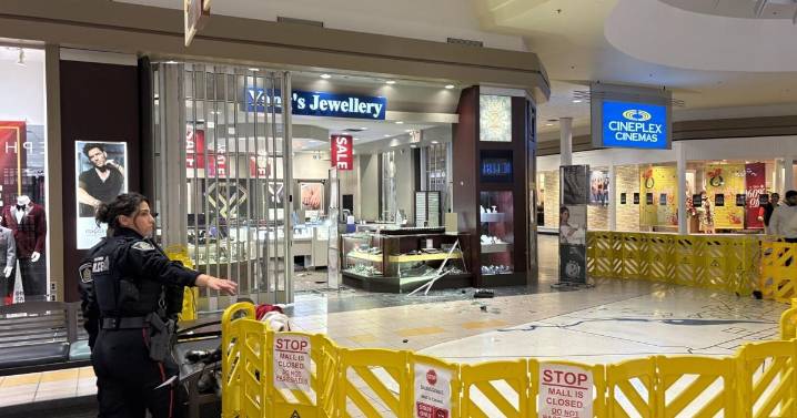 Cambridge jewellery robbed in smash