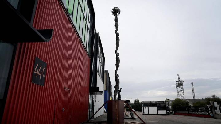 Catorce metros de memoria de A Coruña en un almacén: las primeras imágenes de la estatua a los Hermanos de la Lejía