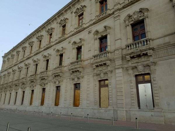 Cubren ventanas del Palacio por marcha contra la violencia hacia las mujeres