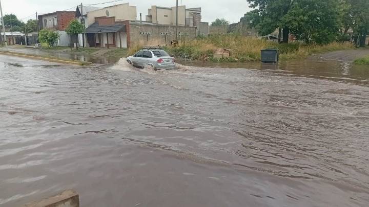 Acumulación de agua en Av. Urquiza y calle 23