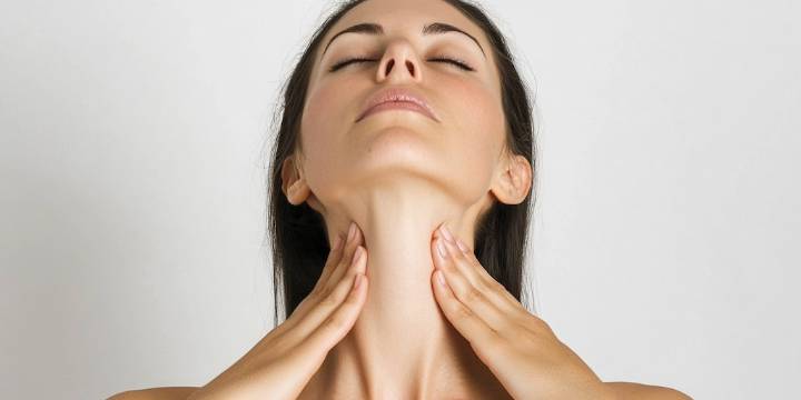 Los 3 ejercicios fáciles de hacer para eliminar la papada de la cara desde casa