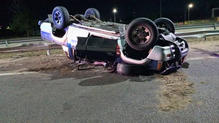 Una camioneta volcó en el Acceso Sur y 4 personas fueron rescatadas tras el accidente
