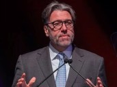 Como en el recital de Coldplay, pero por Zoom: un CEO casado renunció tras ser visto con una compañera frente a todos los empleados